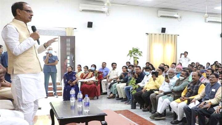 अधिकारी-कर्मचारियों की गरिमा और सम्मान राज्य सरकार के लिए सर्वोपरि  – मुख्यमंत्री श्री चौहान